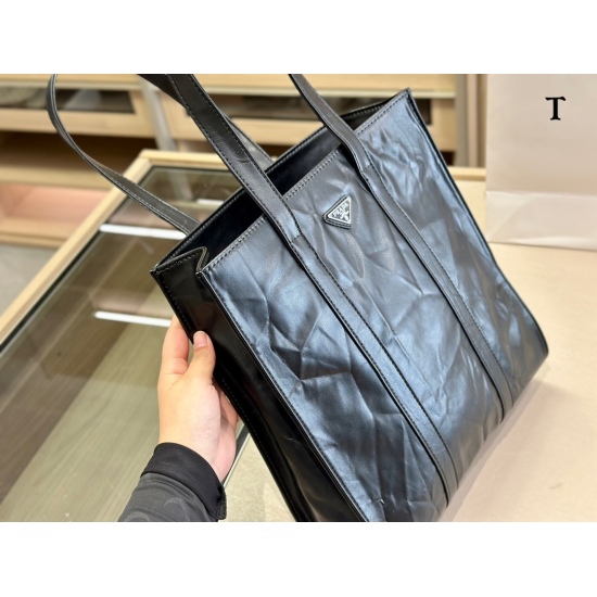 2023.11.06 190size: 30.32cmprada shopping bag! Prada is big and convenient! It is indeed a practical and durable model, I really like its layout!