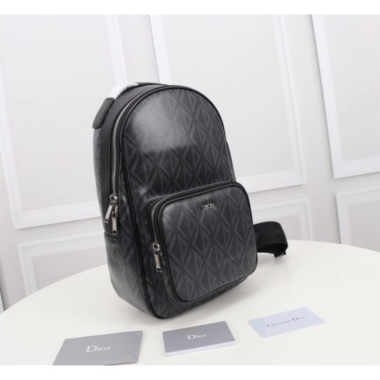20231126 610 This mini Rider shoulder bag is inspired by the design of the Rider backpack, with a practical silhouette. Crafted with Dior black canvas and adorned with a CD Diamond pattern, the front zippered pocket is adorned with the Dior logo. The spac
