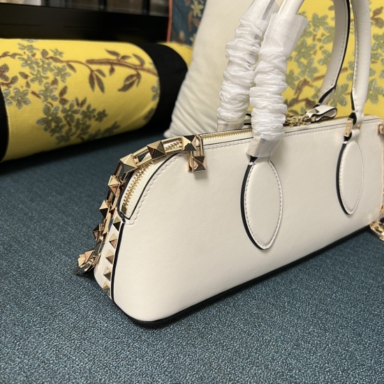 20240316 Original 930 Special 1050 Model: 2075S (small) GARAVANI ROCKSTUD E/W calf leather handbag with rivet decoration and portable chain design. Thanks to the handle and stretchable shoulder strap design, this bag can be held by hand, and can be easily