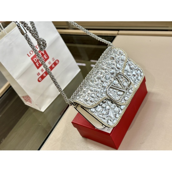 2023.11.10 470 original single box size: 22.13cm Valentino new product! Who can refuse Bling Bling bags, small dresses with various flowers in spring and summer~It's completely fine~