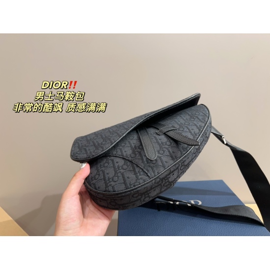 2023.10.07 P215 box matching ⚠️ The size 26.18 Dior Dior Men's Saddle Bag is a true asexual style with a very cool and full texture on the upper body. Although it is a male style, both boys and girls can fully handle it, and the capacity is also very cons