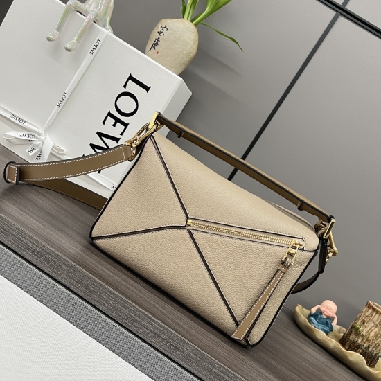 20240325 P900 Small Grain Cow Leather Puzzle Handbag LOEWE's First Debut Handbag * The rectangular shape and precise cutting technology create unique geometric lines of Puzzle * This small version is made of soft grain cowhide leather. The small Puzzle ca