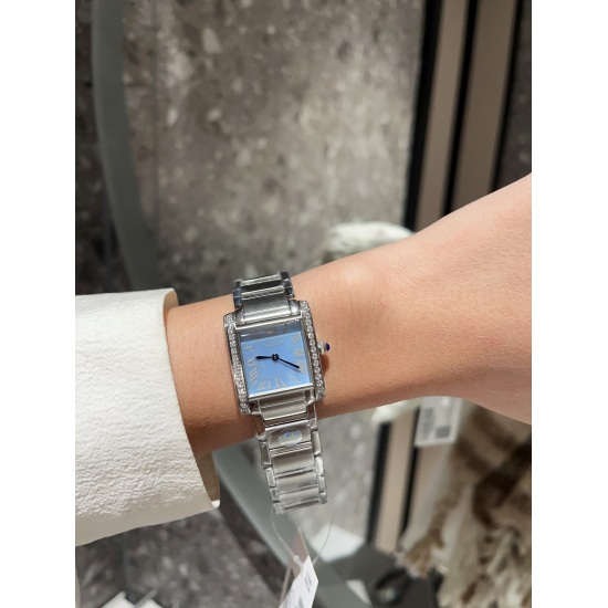 The French Tank series launched by Cartier in 1996, featuring a case and strap integrated design, has become the ultimate development of Cartier clock design. The serrated strap joints of its metal strap vividly depict the feeling of tank tracks, making t