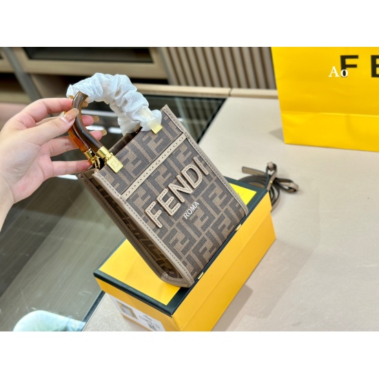 2023.10.26 195 box size: 14.18cm (small) Fendi Fendi Mini Tote This year Fendi is really a big love! Handheld crossbody!