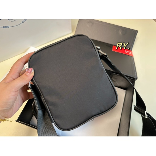 2023.11.06 P155 (with box) size: 1620PRADA Prada 2-in-1 crossbody bag crossbody style, paired with a zero wallet, casual and lightweight, with ample interior capacity! A trendy, minimalist and stylish essential item for asexual outfits!