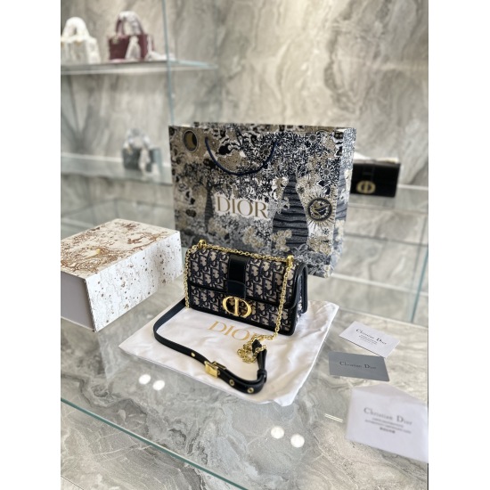 On October 7th, 2023, you can always believe in the original P255 Dior/Dior Montaigne small chain bag Dior's new Montaigne small chain bag. This upper body is really amazing, exquisite, compact, portable, and highly popular. However, a bag that is popular
