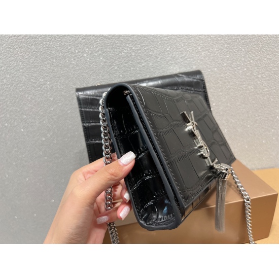 2023.10.18 Large P175 with box ⚠️ Size 22.14 Small P175 with box ⚠️ Size 18.12 Saint Laurent tassel bag (stone pattern) is fashionable and energetic, making it a super sunscreen for daily outings