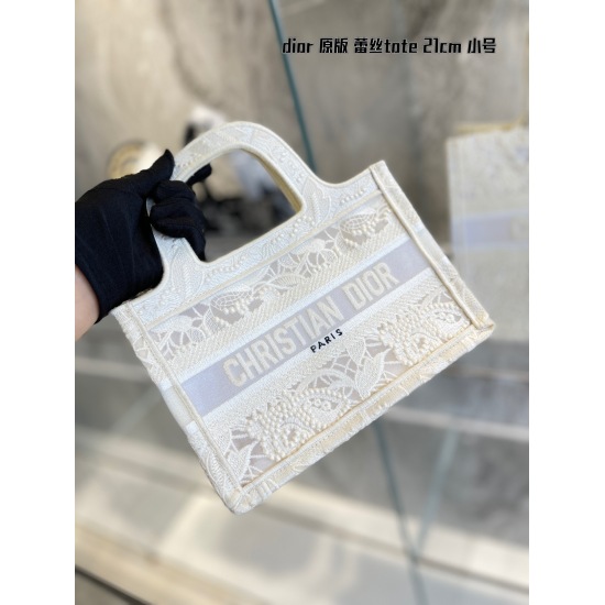 On October 7, 2023, the p195 Dior Book Tote is an original work signed by Christian Dior Art Director Maria Grazia Chiuri and has now become a classic of the brand. This small style is designed specifically to accommodate all your daily necessities, with 