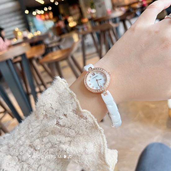 20240408 185 CHANEL - Minimalist Women's Watch, with a simple and fresh dial, clean and flawless ❤️， Symmetrically inlaid with Austrian rhinestones, the watch chain is made of ergonomically designed curves that perfectly fit a woman's slender jade wrist. 