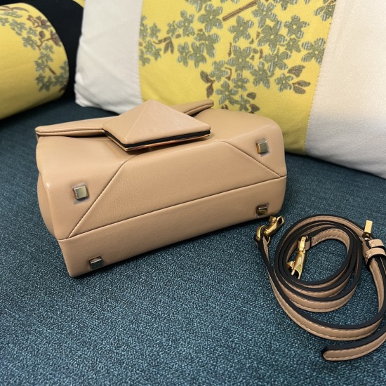 20240316 Original 850 Ancient Gold Buckle Model: 1013ONE STUD Mini Sheepskin Handbag, with a large rivet closure on the front- Thanks to the design of adjustable shoulder straps and handles, this bag can be carried by hand, as well as on the shoulder and 