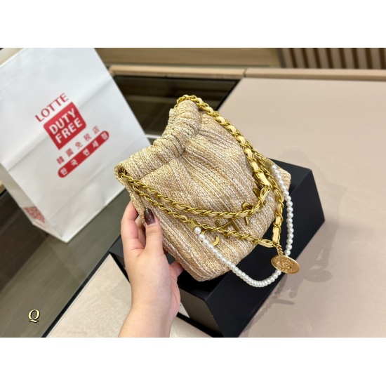 On October 13, 2023, 205 comes with a foldable box size of 18 * 19cm Chanel 23ss mini trash bag, which looks a bit too nice! It's so beautiful, its capacity is also super! Handheld armpit crossbody