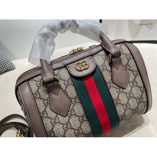 On October 3, 2023, p185 size22 16 Gucci Cool Quiet Pillow Bag is super atmospheric, beautiful, and can hold perfect details. The original hardware version is really classic. Your much-anticipated style looks great on the back, and the quality is super B.