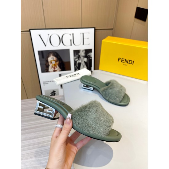 On July 16, 2023, the latest summer hit FENDI Fendi sandals are available in the genuine edition of the counter. The fabric includes a top layer of fur, an inner layer of sheepskin, and a rubber sole with a genuine leather sole. Sizes 35-42 are welcome to