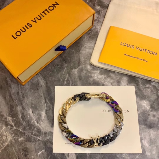 2023.07.11  CHAINS LETTERING Cuba Colorful Diamond Bracelet Virgil Abloh broke through traditional barriers on the 2020 Spring/Summer runway. This Chains Lettering necklace continues its spirit with an innovative will. Metal and ceramics shape exquisite c