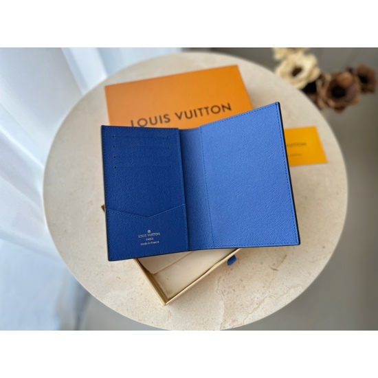 2023.07.11  LV Christmas themed passport case limited edition passport holder M 886 Christmas limited edition new Monogram travel document case, which can hold three credit cards or business cards in addition to a passport. Leather lined open passport int