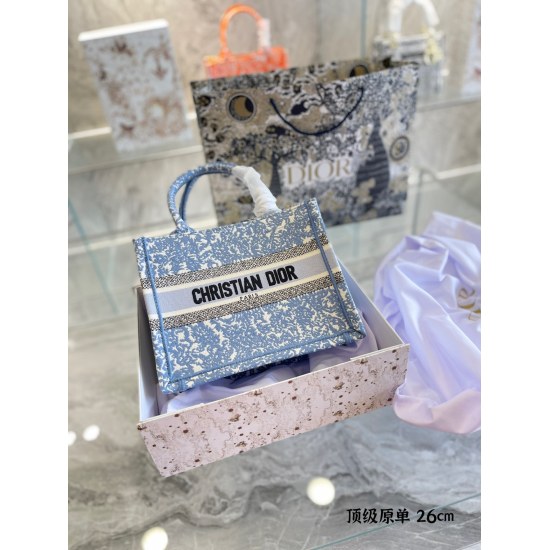 On October 7, 2023, the top original size of P250 is 26cm in size, full of artistic atmosphere. O Dior Tote Dream Sky Collection DIOR CIEL DE REVE Dream Sky # 22Fall, a new autumn style full of dreamy multicolor patterns. Embroidery is inspired by MARC BO
