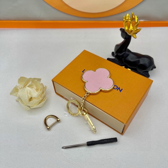 20240401 P100 comes in original packaging with pictures. LOUIS VUITTON official website M01207 PUZZLE FLOWER MONOGRAM keychain and bag decoration. ✨ The Puzzle Flower Monogram keychain features a dynamic hollowed out design, allowing the Monogram flowers 