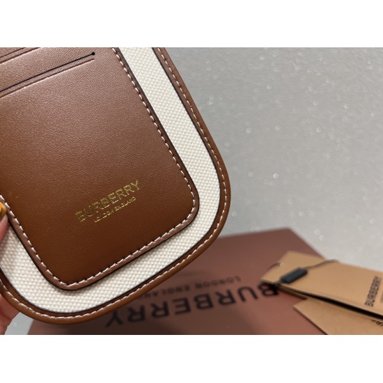 2023.11.17 P145 box matching ⚠️ Size 12.18 Burberry phone bag. The appearance of this phone bag is truly impeccable, and it is also small and exquisite on the back, very fashionable. Small and exquisite online