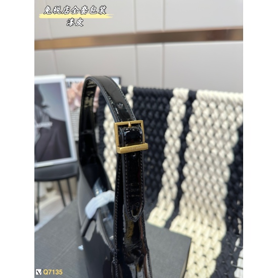 2023.11.06 205 (large) duty-free shop full set packaging recommendation Yang Shulin YSL underarm bag is very suitable for autumn and winter underarm bag~I have seen Celine Gucci Prada too much Yang Shulin's bag is very novel, with a vintage crocodile patt