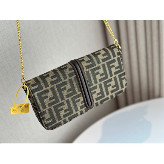 On October 26, 2023, 215 comes with a new box (new product) size of 20 * 11cmF Home Fendi's new WOC. Its advantages are cheap, good-looking, durable, small size, and a small capacity clip! Can be carried across the shoulder or as a handbag!