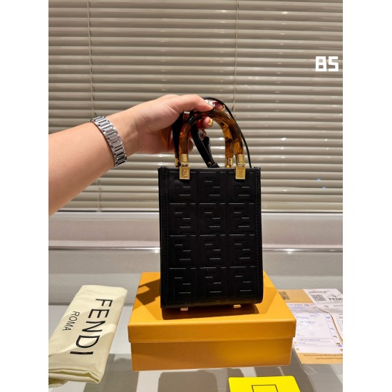 2023.10.26 P185 Gift Box ⚠️ The size 13.17 Fendi Fendi score bag should not be underestimated, with a retro style full of elegance and fashion coexisting