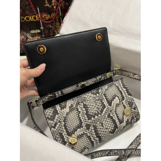 20240319 batch 530 top-level original order DolceGabbana overseas purchasing specialist products ✨ New dual-purpose bag: Handheld, simple, fashionable and versatile crossbody, made of imported raw materials. The front of the bag features a DG logo and a h