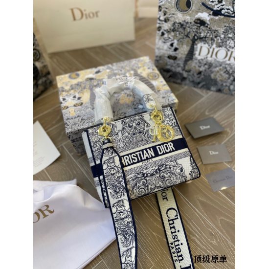 On October 7th, 2023, Dior Princess Embroidery Bag was originally a top-level p360DiorLady Life constellation embroidery limited edition bag. In Venice, Macau, a 2021 new Lady life milky white Dior constellation embroidery bag was introduced, which can cu
