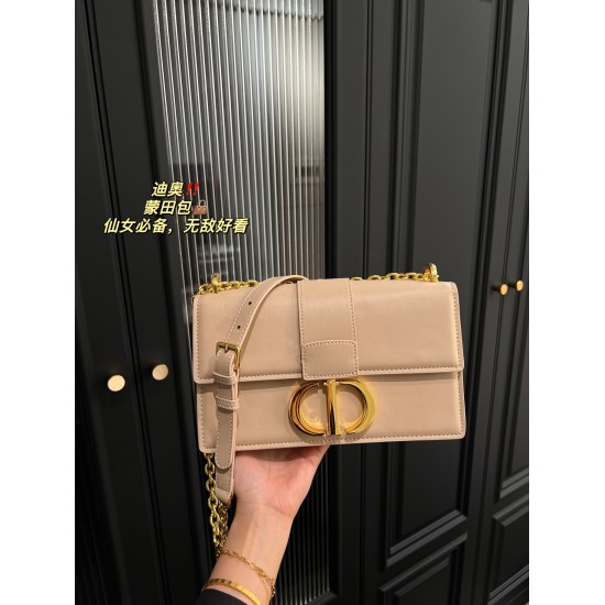 2023.10.07 P205 Folding Box ⚠️ The size 25.14 Dior Montaigne bag can easily handle various styles, making it a must-have for every cool and cute girl