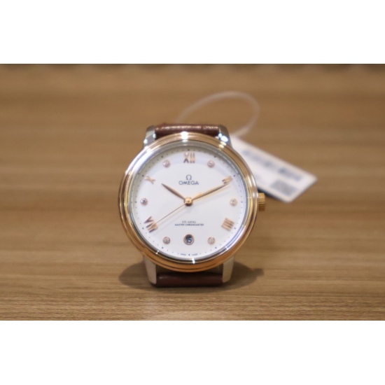 The 20240417 White 300/Gold 320 Omega Third Generation Elegant Women's Watch continues its classic and elegant design, presented in a rich and diverse range of materials and colors. The case is made of precision steel, paired with rhodium plated hands, an