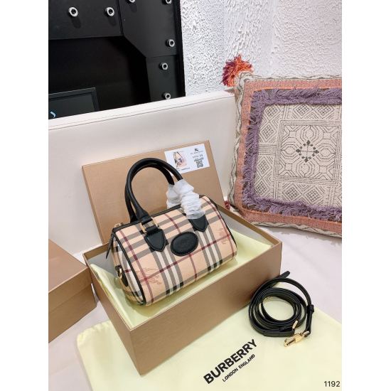2023.11.17 P200BURBERRY (original order) Burberry counter's latest practical and durable Canvas checkered bucket bag is made of special toothpick pattern material paired with Marguerite PVC. All season essential size: 201411