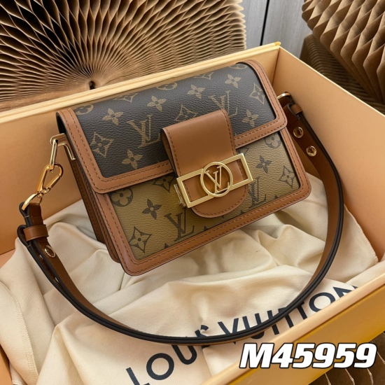 20231125 Internal Price P610 Original Order Enhanced Edition [Comprehensive Quality Upgrade] Exclusive real shot background picture, M45959 small handbag Nicolas Ghesquire launched a new Mini Dauphine handbag in the spring and summer of 2019. The mini des