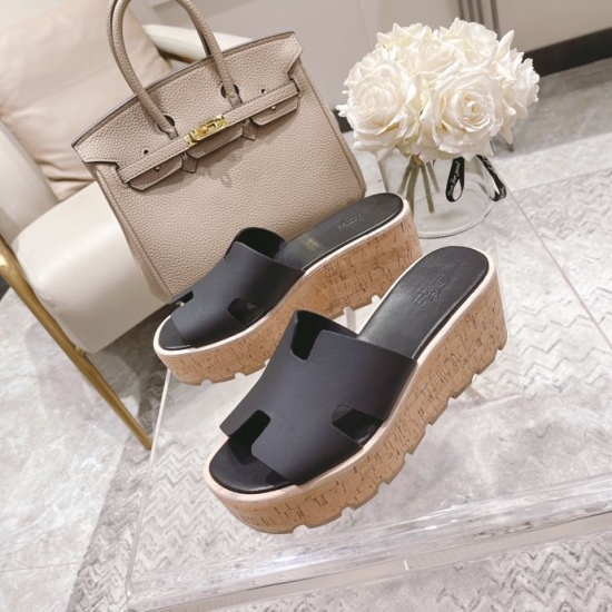 2023.07.16 2033 Hermès early spring new style, I-shaped thick soled slippers, my home is a cow leather pad foot leather~small MM benefits come ❤️ The outsole is designed with anti slip and wear-resistant film size: 35-40 ¥ 40 non return and exchange)