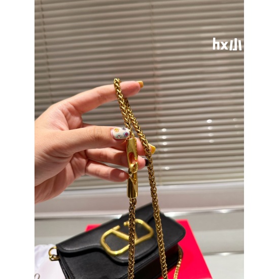 2023.11.10 P175 box matching ⚠️ The size of the new Valentino product is 20cm, and the upper body effect is stunning. It is high-end yet not rigid, and the beauty is all in it. When attending parties and other events, it is important to choose Shiny Shiny