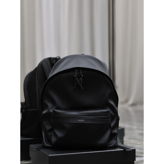 20231128 batch: 570 black button silk fabric paired with cowhide backpack has been limited to the counter and launched with exquisite craftsmanship to create a matching fabric. Paired with imported Italian cowhide, it is very light and convenient, practic