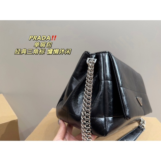 2023.11.06 P200 ⚠️ It's hard not to love the Prada shoulder bag with a size of 30.18! With the strength of the circle, fans are really captivating. The black and silver color scheme is classic and the triangle logo is lazy and casual, which is too easy to