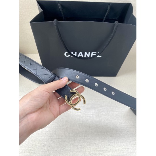 On August 7, 2023, Chanel's classic car line with a width of 3.0cm adds a lot of luxury to the waistband with a body and tail hole rivet decoration. Choose gold and silver metal with diamond steel buckles. Women's versatile style!
