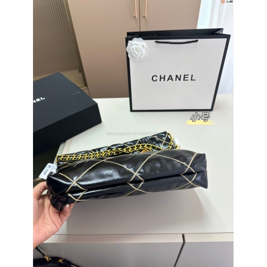 On August 14, 2023, the small p Chanel 22bag garbage bag is sweet and cool. It is a versatile and stylish item that every trendy and cool girl must wear. L-40 size 34.7.38/30.7.32 folding box