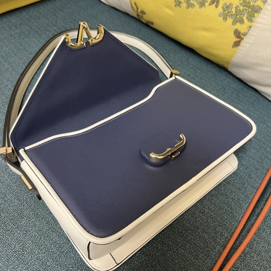 20240316 Original 910 Special 1030 Model: 1050L (large) GARAVANI LETTER large calf leather handbag, equipped with VLOGO Signature snap closure. Thanks to the adjustable shoulder strap design, this handbag can be worn on both shoulders and crossbody- Buckl