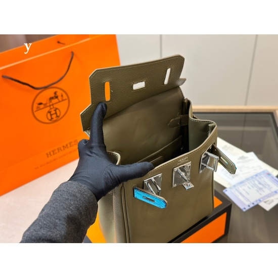 2023.10.29 220 with foldable box size: 21.17cm Hermes New Kelly Chest Bag size is just right! My wife is really beautiful, my bag is special and textured!