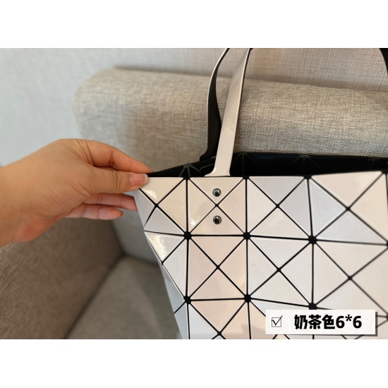 2023.09.03 165 Unpacked Upgrade issey miyake BAOBAO Miyake 6x6 Shopping Bag Size 34x34cm 〰 Milk tea color is too suitable for summer. It's light, convenient, and refreshing. It comes with genuine black and white cards, genuine hardware seamless splicing, 