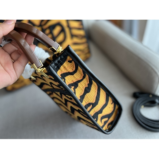 2023.10.26 185 box size: 13 * 18.5cm fendi mini tote music score configuration packaging 〰️ FD piano score leopard print embroidery is really practical!!
