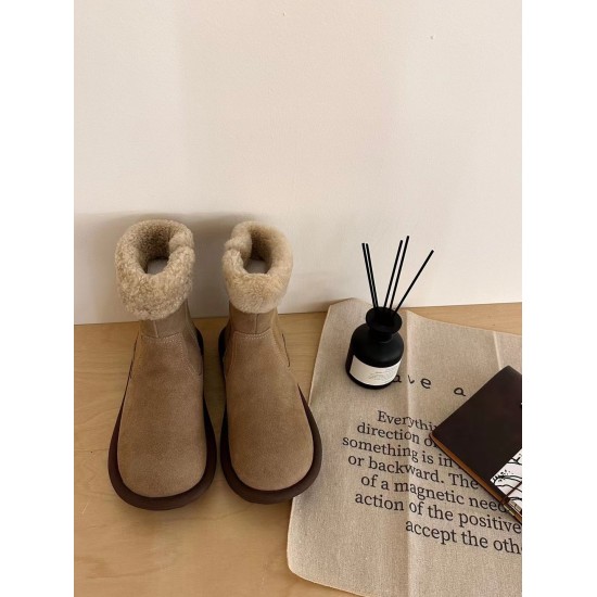 On December 19, 2023, UGG curly wool thin soled boots with lamb wool provide you with a warm double layer fur integrated upper throughout the winter. The upper is comfortable and soft, with sharp lines outlining a unique silhouette, exuding confidence and