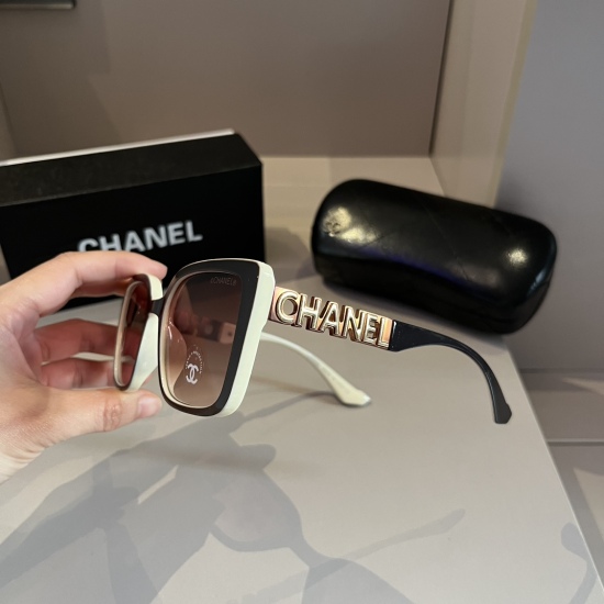 220240401 95Chanel Sunglasses: Round Face Treasure Look at it, it covers the flesh and skin of the face, showing off the face. Xiaochuan Xiaoxiangfeng 24. The new large frame sunglasses are versatile and slimming, showing off the face with a large, round,