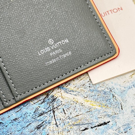 2023.09.27 BRAZZA wallet M63236 This Louis Vuitton Brazza wallet is made of Monogram Titanium gray canvas fabric, inspired by space exploration - a key theme in the men's fashion show for the autumn and winter of 2018. This classic long wallet has a styli