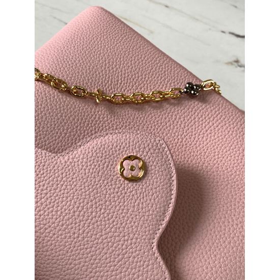 20231125 P1350 [Premium Factory Leather M59209 Pink] This Capuchines medium size handbag is made of full grain Taurillon leather, embellishing the exquisite chain with Monogram flowers that resemble jewelry, and then carving LV letters one by one. The lea