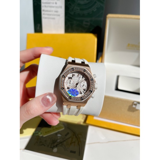 20240408 White Shell 550 Rose Gold 600 (a truly high-end rare product) Airbnb 26048SK Royal Oak Offshore Series 37mm Quartz Women's Watch, imported from Switzerland Quartz Movement This Airbnb is a women's watch that adds a touch of softness, making women