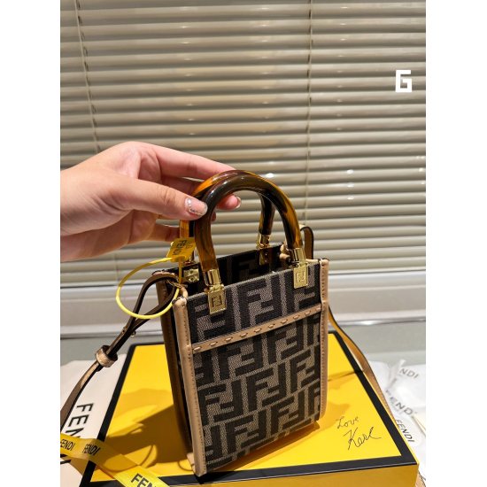 2023.10.26 P220 folding box ⚠ The size 13.17 Fendi Fendi score bag should not be underestimated, with a retro style full of elegance and fashion coexisting