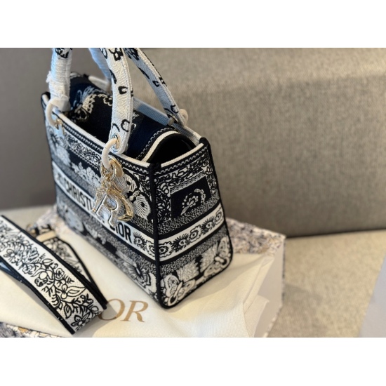 380 box size: 24 * 20cmD Home Embroidered Daifei Bag is modern, casual, and elegant. Embroidered wide shoulder straps are special! Special!!! 24ss Free and Beautiful Butterfly