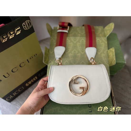 On March 3, 2023, the 260 comes with a full set of packaging and reprint size: 23 * 14cm (mini) GG Blondie bag, which is so beautiful! The cowhide white underarm silhouette is really hard to resist! Pair it with two shoulder straps!