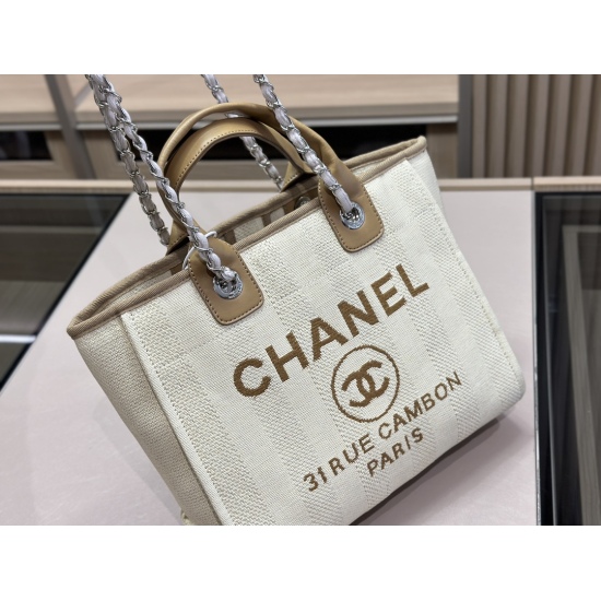 On October 13, 2023, 245 no box size: 38 * 30cm (large) 33 * 25cm (small) Is there a vacation arrangement! Chanel Cowboy Beach Bag: Arrangement! Arrange! The beach bag released this year is really beautiful! Very dirt resistant and durable!